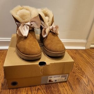 Ugg Gita Bow Mini Boots